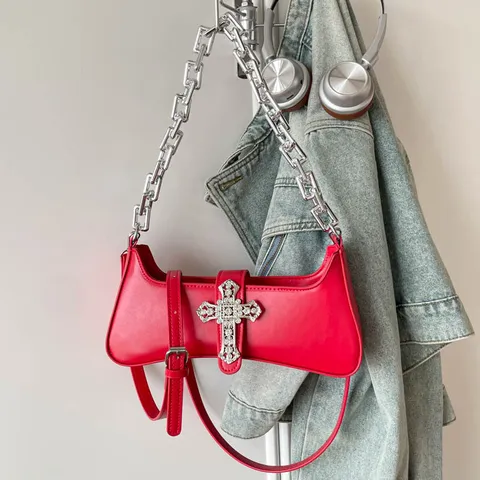 Punk-Stil PU Leder Achseltasche Für Frauen Gotisch Kreuz Metall Dekoration Kette Umhängetasche Mode Pendler Handtasche
