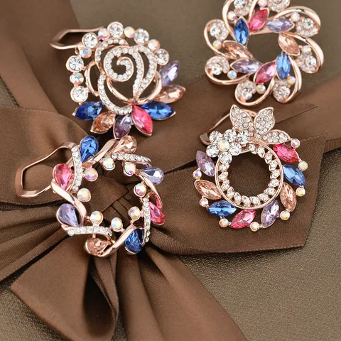 Fibbia per Sciarpa con Fiore di Cristallo in Oro Rosa Spilla in Strass in Lega Clip Antiscivolo per Copricapo Accessori di Abbigliamento per Donne