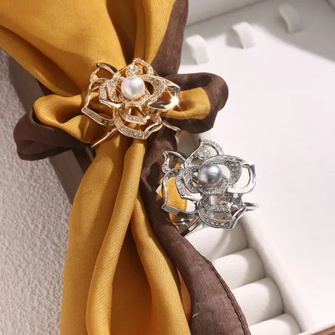 Elegante Clip per Sciarpa in Lega Strass Perla Artificiale Spilla a Fiore Fibbia per Cintura Anello per Sciarpa Gioielli da Donna