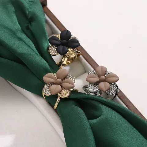Moda Donna Doppia Strato Fiore Sciarpa Fibbia Elegante Strass Lega Sciialle Clip Sciarpa Anello Gioielli Regalo
