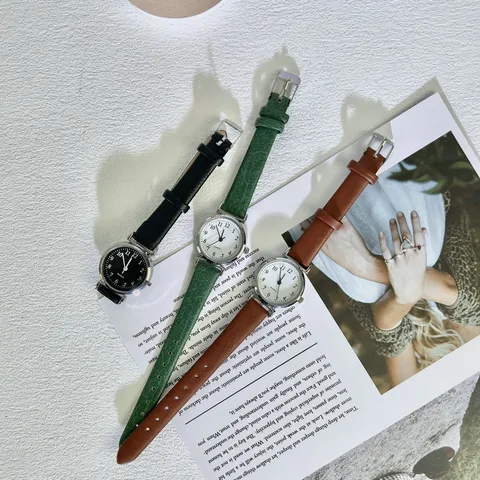 Damen Retro Quarzuhr Einfaches Kleines Zifferblatt Legierung Kunstleder Armband Lässige Studenten Mode Armbanduhr Tägliches Zubehör Geschenk