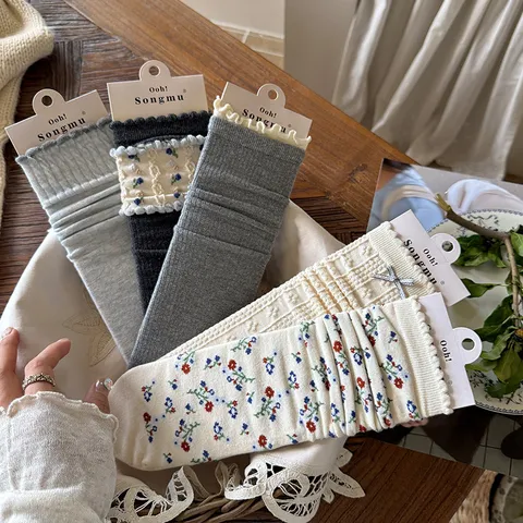Damen Süße Blumen Schleife Wadenhohe Socken Gekämmte Baumwolle Vintage Salatkante Rüschen Stapelsocken Weiche Atmungsaktive Socken