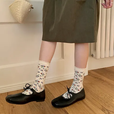 Damen Süße Blumen Schleife Wadenhohe Socken Gekämmte Baumwolle Vintage Salatkante Rüschen Stapelsocken Weiche Atmungsaktive Socken