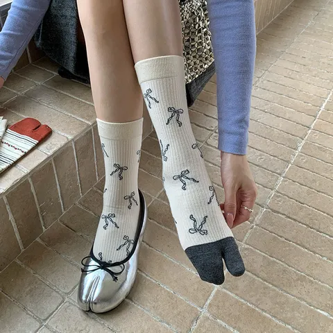 Japanese Retro Women Split Toe Socks Cotton Blend Vintage Floral Bow Plaid Crew Socks Two Toe Tabi Socks Fashion Hosiery