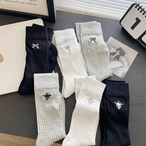 Damen Bestickte Schleife Netz Mittlere Röhre Socken Baumwolle Atmungsaktiv Japanischer Stil Loose Socken Weiß Schwarz Grau Mode Socken