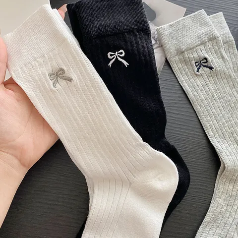 Damen Bestickte Schleife Netz Mittlere Röhre Socken Baumwolle Atmungsaktiv Japanischer Stil Loose Socken Weiß Schwarz Grau Mode Socken