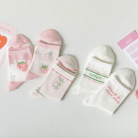 Damen Niedlich Cartoon Erdbeere Frucht Wadenhohe Socken Gekämmte Baumwolle Preppy-Stil Bedruckt Weich Atmungsaktiv Casual Socken Für Den Alltag