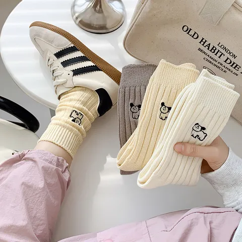 Damen Baumwollsocken Japanischer Stil Wadenhoch Süßer Cartoon Hund Stickerei Doppelndel Lässig Slouchy Crew Socken