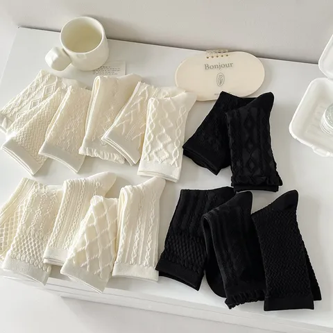 Damen Minimalistische Baumwoll Wadenhohe Socken Einfarbig Zopfmuster Crew Socken Lässige Atmungsaktive Maschinengewebte Alltagssocken