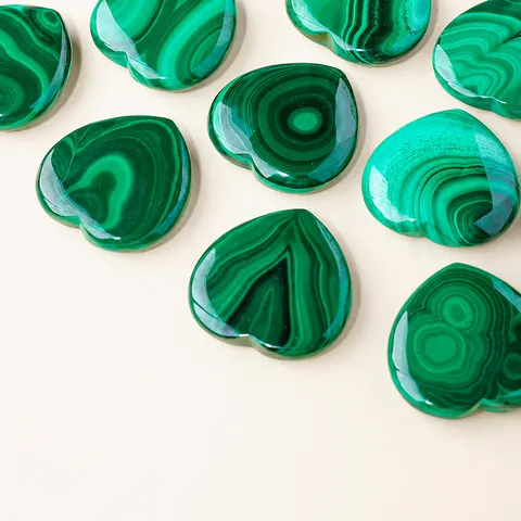Pietra Naturale di Malachite a Forma di Cuore Senza Foro Cuore di Pietra Preziosa Verde Lucidato per Ciondolo DIY Creazione Gioielli Artigianato in Cristallo Regalo Pendente