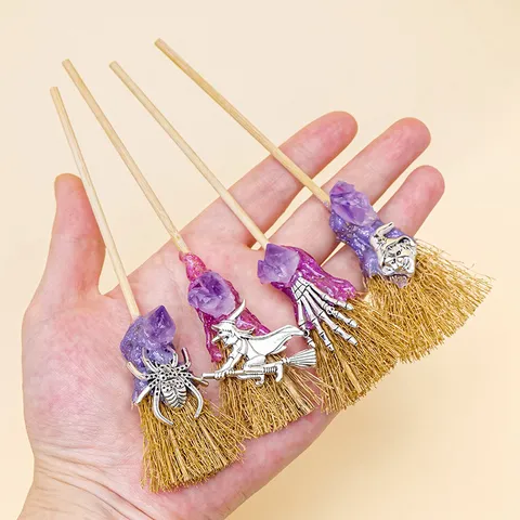 Escoba de Bruja Mini de Cristal de Amatista Natural Accesorios Decorativos de Halloween Escoba Mágica para Adorno de Fiesta Hecho a Mano
