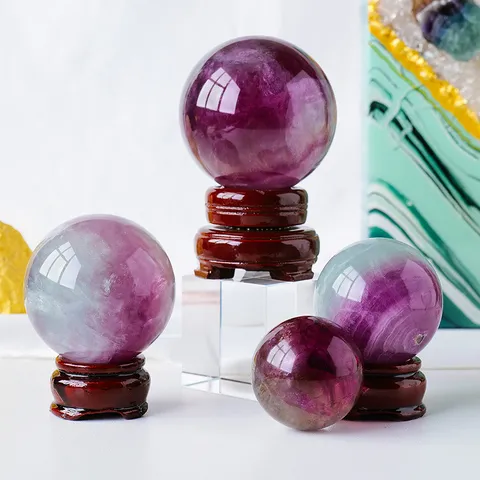Natürliche Regenbogen Wassermelonen Fluorit Kristallkugel Handpoliert Heilstein Sphäre Mit Holzständer Zuhause Büro Dekor
