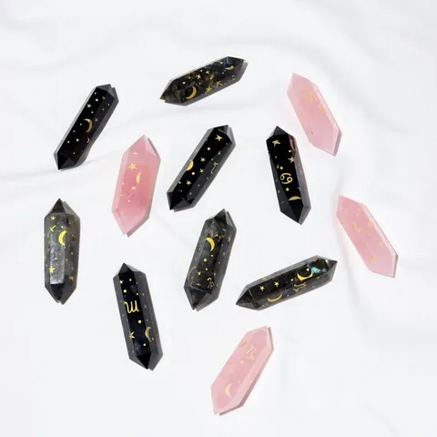 Natuurlijk Kristallen Dubbelpuntige Pilaar Hexagonale Staaf Dierenriem Lasergravure Rozenkwarts Obsidiaan Labradoriet Decoratie
