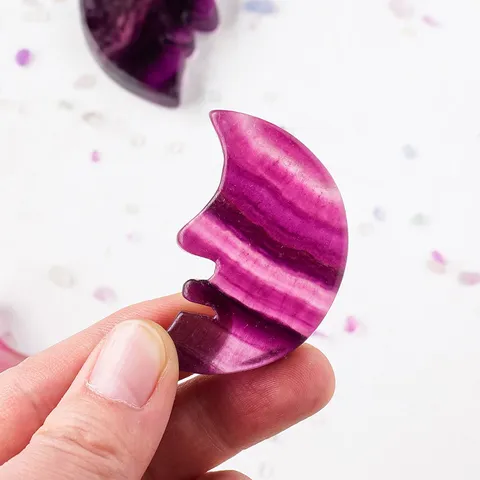 Natürlicher Fluorit Kristall Mond Gesicht Geschnitzte Figur Wassermelone Rot Lila Mineralstein Mondsichel Schnitzerei Haus Büro Ornament Dekoration