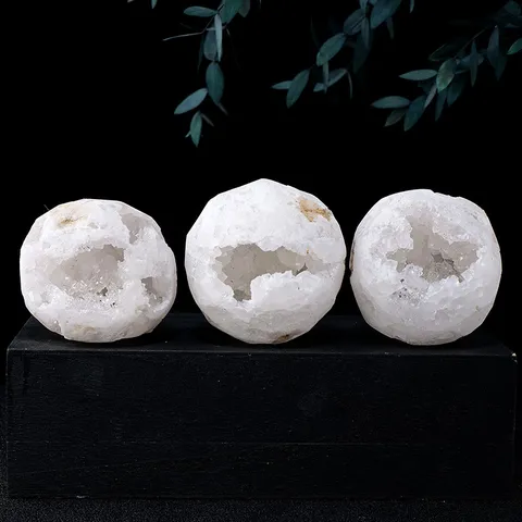 Natürlicher Weißer Achat Geode Kristallkugel Ornament Bergkristall Cluster Füllhorn Kugel Figur Für Haus Büro Tisch Deko