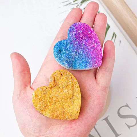 Natürliche Galvanisierte Bunte Kristallgruppe Herz Ornament Herzförmige Druzy Mineralstein Heimdekoration Handwerk Tischdisplay