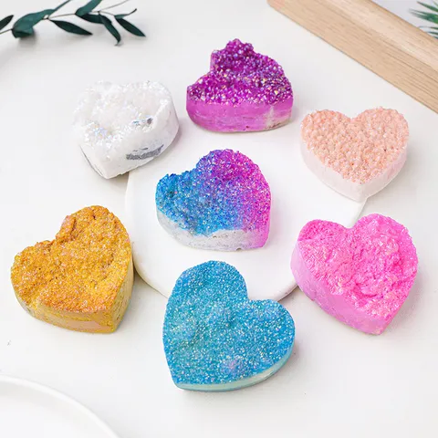 Natürliche Galvanisierte Bunte Kristallgruppe Herz Ornament Herzförmige Druzy Mineralstein Heimdekoration Handwerk Tischdisplay