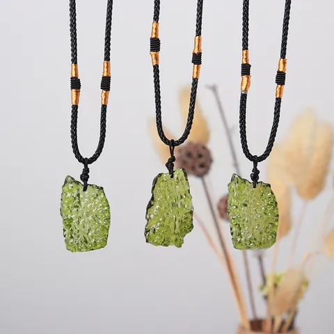 Natürlicher Tschechischer Tektit Meteorit Anhänger Unregelmäßiger Grüner Moldavit Rohstein Halskette Heilenergie Kristall Schmuck Unisex Sammlung