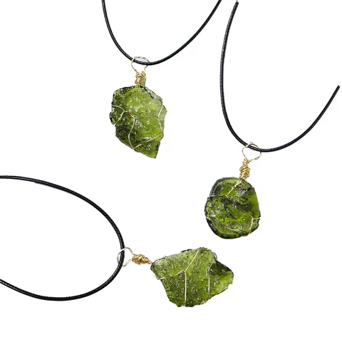 Collana con Ciondolo Avvolto in Filo di Vetro di Moldavite in Pietra Grezza Verde Naturale Ciondolo Burattato Geometrico Irregolare Fatto a Mano