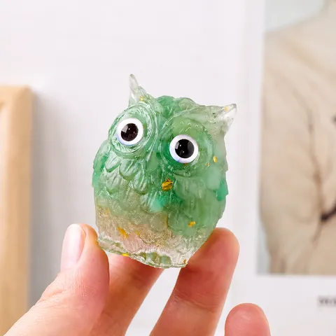 Figurine de Hibou en Résine Époxy et Éclats de Cristal Naturel Ornement de Tableau de Bord de Voiture Statue d'Animal en Pierre Précieuse Faite à la Main Décoration de Bureau à Domicile