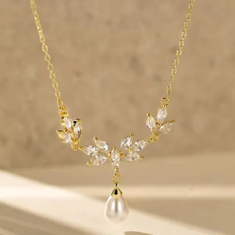 Elegante Collar de Perla en Forma de Lágrima de Mariposa y Hoja de Circonia para Mujer Cadena de Cobre Joyería de Moda