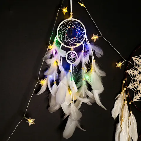 Attrape-Rêves en Plumes Fait Main Décoration Murale Suspendue Avec Lumières LED Couleur Macaron Ornement de Chambre Cadeau d'Anniversaire