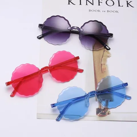 Occhiali da Sole Rotondi per Bambini Senza Montatura Bordo Festonato Monoblocco Colore Caramella Occhiali alla Moda per Festa all Aperto