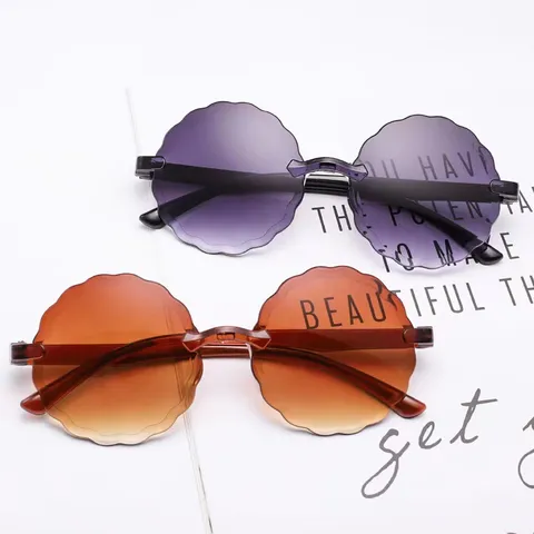 Occhiali da Sole Senza Montatura Bordo Ondulato Maniera Colore Caramella Gelatina Forma Fiore Occhiali Tondi per Viaggio Festa Uomo Donna Occhiali da Sole