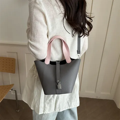 Femmes Mode Sac Seau PU Cuir Sac à Main Casual Cabas Avec Boucle De Verrouillage Designer Style Chic Sac Bandoulière Pour Usage Quotidien