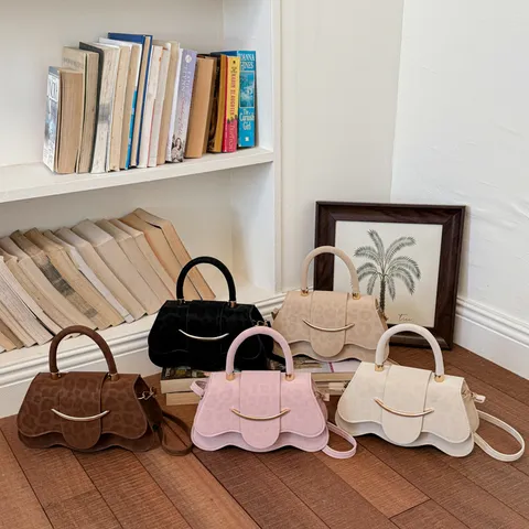 Bolso Bandolera de Cuero PU de Moda para Mujer Pequeño Bolso de Hombro Cuadrado Solapa de Onda Bolso de Asa Superior Con Colgante