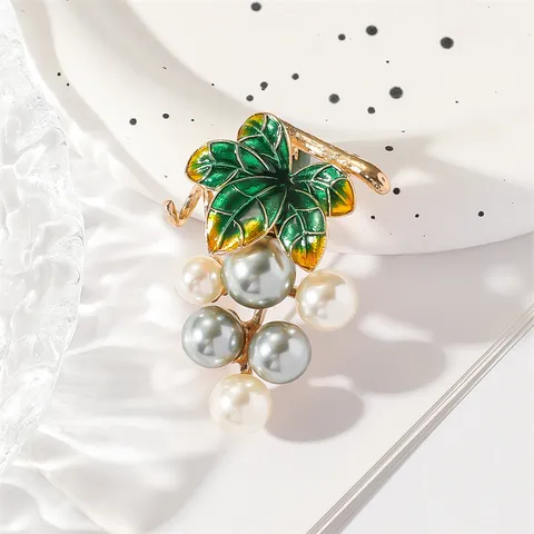 Vintage Pastoral Style Grape Brooch For Women Zinc Alloy Artificial Pearl Enamel Rhinestone Fruit Brooch Pin Fashion Jewelry Accessory