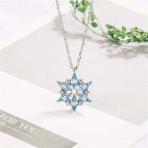 Legierung Strass Schneeflocke Anhänger Halskette Hellblau Edelstein Winter Kristall Eis Eis-Kristall Anhänger Halsketten Für Weihnachten Feiertag Party Geschenke Damen Schmuck