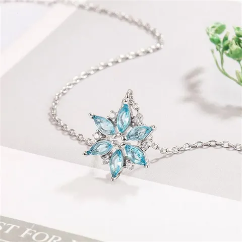 Legierung Strass Schneeflocke Anhänger Halskette Hellblau Edelstein Winter Kristall Eis Eis-Kristall Anhänger Halsketten Für Weihnachten Feiertag Party Geschenke Damen Schmuck