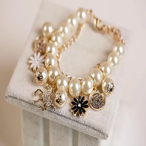 Dulce Pulsera de Charms de Aleación de Perlas Artificiales Multicapa para Mujer Strass Caballo de Troya Pétalo Moneda Colgante Pulsera Joyería