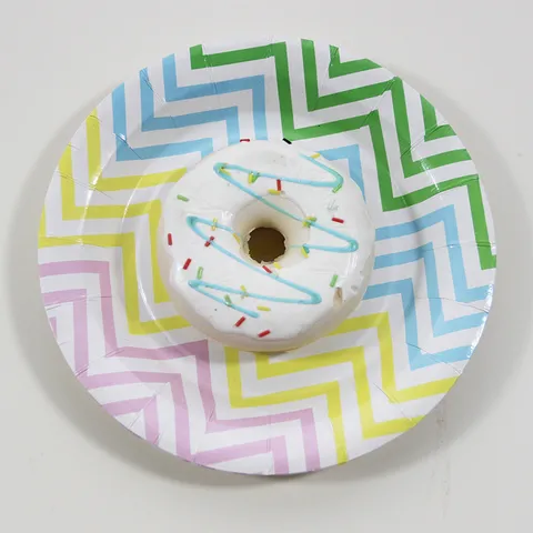 Ensemble de Vaisselle de Fête d'Anniversaire en Papier à Rayures Ondulées Colorées Assiettes Tasses Serviettes Drapeaux Triangulaires