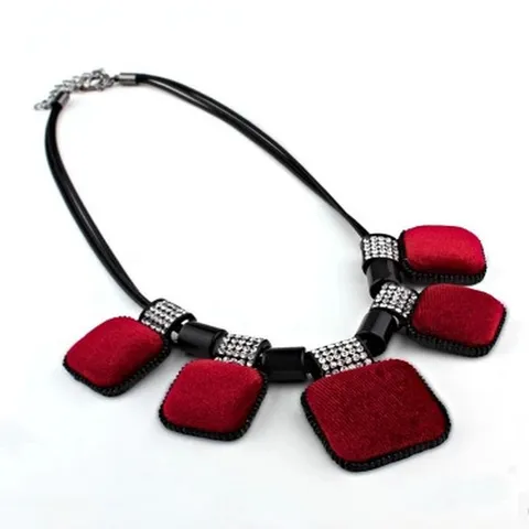 Collier Pendentif Carré en Velours Alliage de Mode Pour Femmes Incrusté de Strass Cordon en Cuir Simple Chaîne de Clavicule