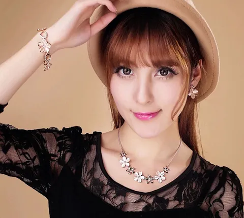 Korean Style Rose Gold Flower Cat Eye Stone Necklace For Women Alloy Rhinestone Daisy Pendant Clavicle Chain Jewelry Gift