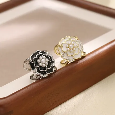 Fibbia per Sciarpa in Seta con Fiore di Camellia Lega Smalto Perla Artificiale Strass Anello Clip per Scialle Accessori Moda Donna Versatili