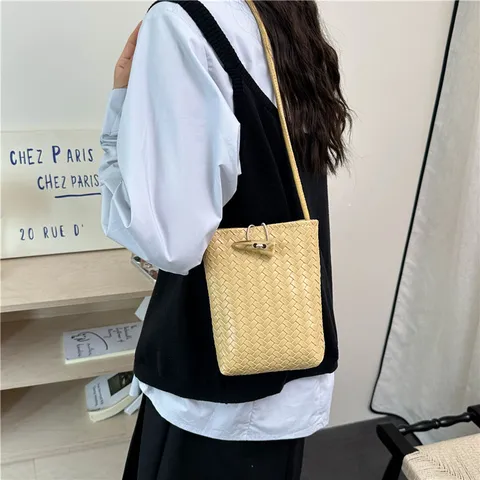 Petit Sac à Bandoulière en Cuir PU Tissé pour Femmes Mini Sac de Téléphone à Surface Souple avec Boucle en Corne Élégante