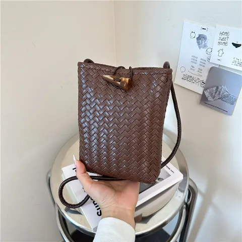 Petit Sac à Bandoulière en Cuir PU Tissé pour Femmes Mini Sac de Téléphone à Surface Souple avec Boucle en Corne Élégante