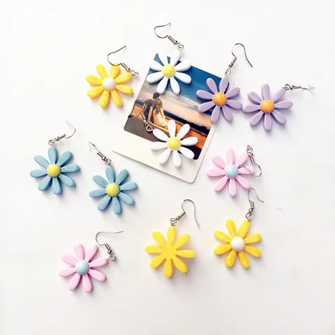 Boucles d'Oreilles Pendantes Fleurs en Acrylique Fraîches et Douces pour Femmes Style Pastoral Marguerite Géométriques en Résine Bijoux Vacances Cadeau
