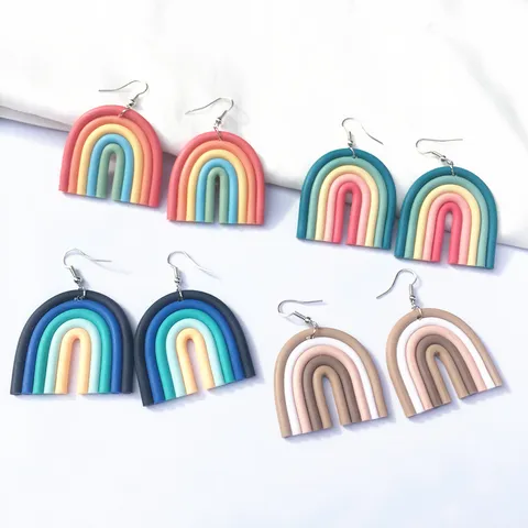 Handgefertigte Polymer-Ton Regenbogen Geometrische U-Förmige Ohrringe Damen Mode Legierung Ton Hängen Haken Ohrstecker Schmuck
