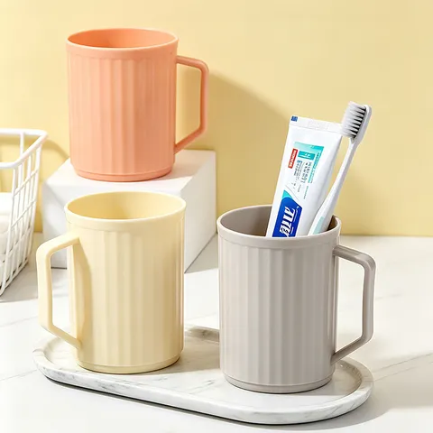 Haushalt Kunststoff Mundspülbecher Vertikaler Streifen Design Badezimmer Zahnbürstenbecher Mit Griff Tägliche Waschtasse