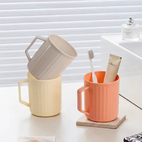 Haushalt Kunststoff Mundspülbecher Vertikaler Streifen Design Badezimmer Zahnbürstenbecher Mit Griff Tägliche Waschtasse
