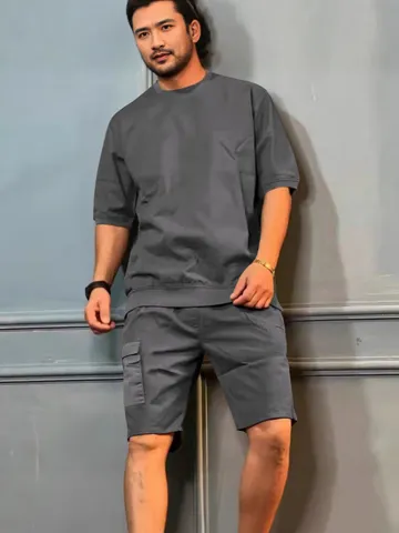 Andriko Kalokairino Casual Athlitiko Set Shorts Cargo Kontomantiko T-Shirt kai Short me Pollaples Tsepes