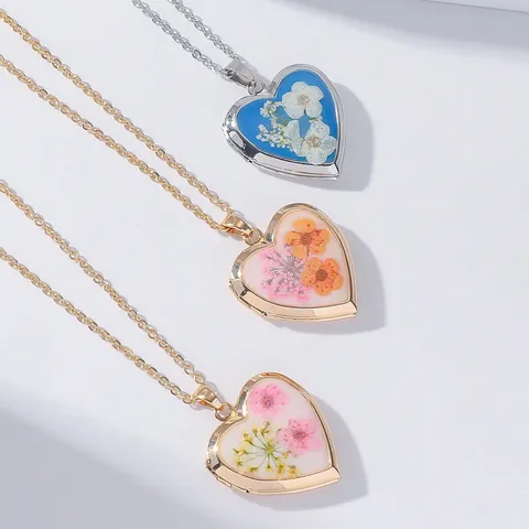 Handmade Heart Locket Necklace Copper Pendant With Real Dried Forget-me-not Flower Resin Jewelry Photo Frame Locket Women Gift