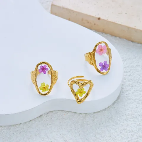Anello Aperto da Donna in Acciaio Inossidabile con Fiori Secchi e Resina Texture Martellata Cuore Ovale Regolabile