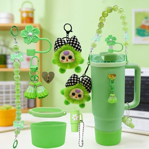 Niedliches Tumbler Zubehör Blumen Perlenkette Strohhalm Abdeckung Plüsch Puppe Anhänger Silikon Schutzstiefel Tassen Charme