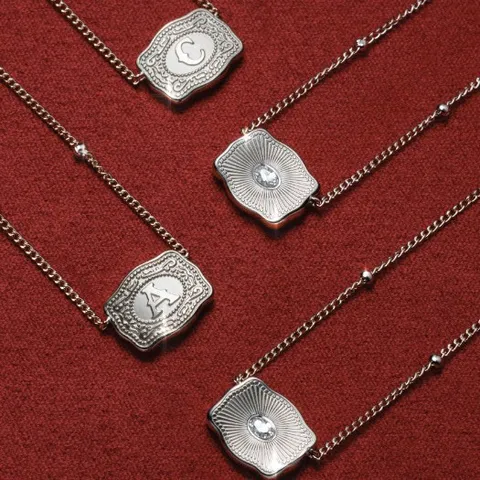 Collar con Forma de Hebilla de Cinturón de Cobre Retro Alfabeto Colgante de Letra con Patrón de Volutas Grabado Cadena Cubana Joyería Punk Unisex