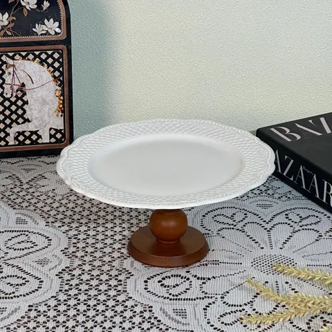 European Court Style Embossed White Ceramic Fruit Plate With Wood Base Cream Style Retro High Footed Dessert Tray For Wedding Party Home Decoration